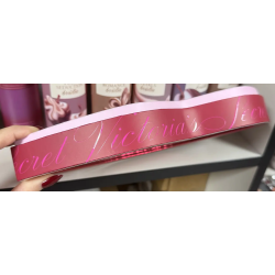 Set de regalo de 5 piezas de Victoria's Secret: brillo labial, aceite, mascarilla y voluminizador de labios.